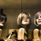 Ci sono caschetti con tonalit� sul grigio indossate dalle signore pi� �g�e...